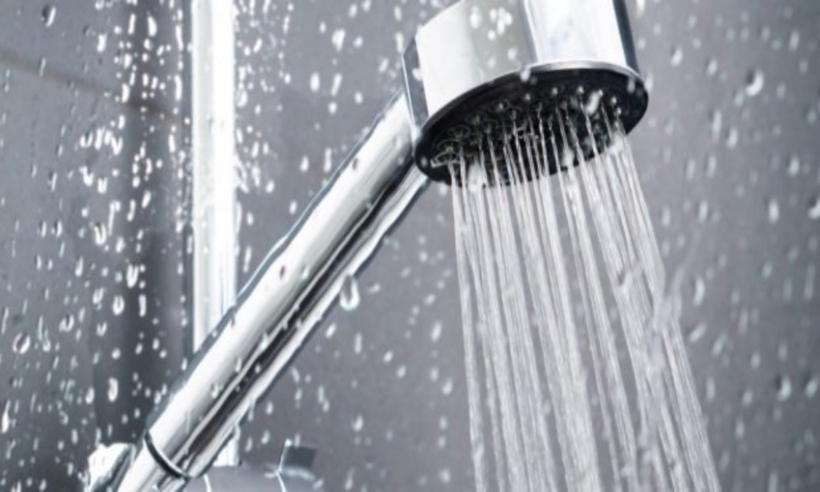 Bạn không nên tắm nhiều lần trong ngày để tránh việc cơ thể bị thay đổi nhiệt độ liên tục, không có lợi đối với sức khỏe. Ảnh minh họa