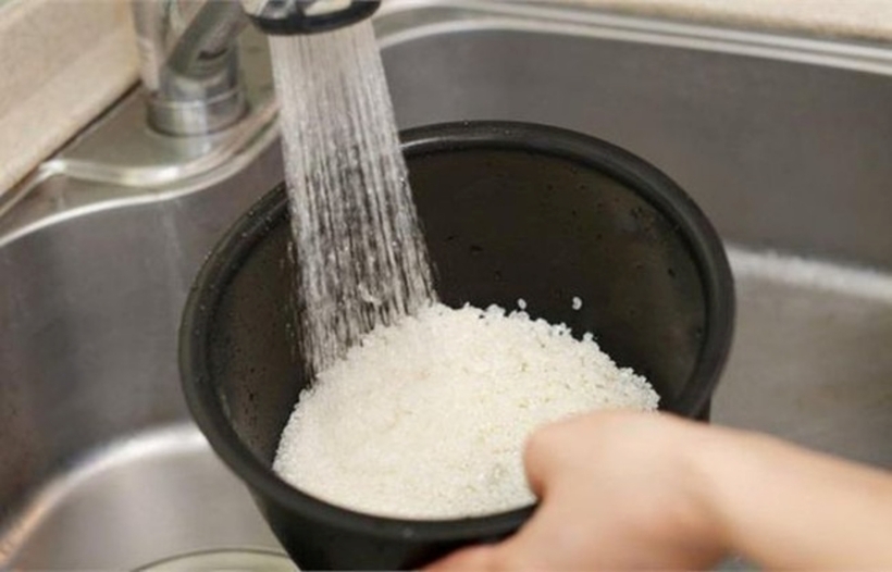 Mọi người không nên vo gạo quá lâu và quá kỹ, đến khi nước trong rồi mới đem đi nấu. Ảnh minh họa