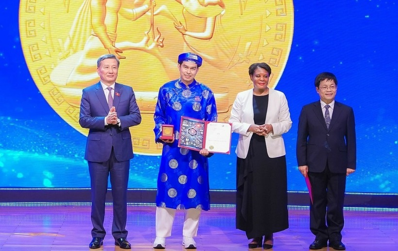 Giáo sư Việt ở Mỹ thắng giải 2 tỷ đồng với luận án về khoa học máy tính.