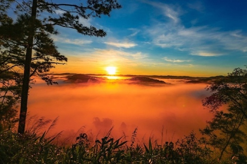 Măng Đen không chỉ nổi tiếng với khí hậu mát mẻ quanh năm, những cánh rừng thông bạt ngàn, cảnh quan thiên nhiên hoang sơ mà còn là điểm đến lý tưởng để "săn mây".