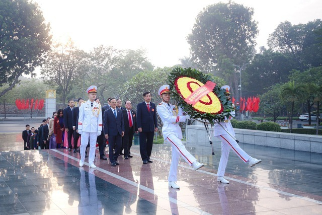 Các đại biểu dâng hương tưởng niệm các anh hùng liệt sĩ.