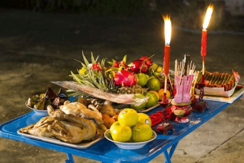 Lễ cúng giao thừa ngoài trời nhằm tiễn vị thần cựu niên hành khiển (vị thần này chịu trách nhiệm coi sóc dân và cai quản hạ giới của năm cũ) và đón vị kim niên hành khiển (vị thần của năm mới). Ảnh minh họa