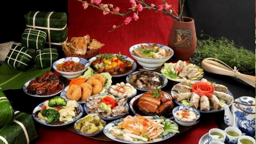 Vật phẩm cúng mùng 1 Tết gồm: mâm ngũ quả, hương hoa, giấy tiền vàng mã, đèn, nến, trầu cau, rượu, trà, bánh chưng (hoặc bánh tét). Ảnh minh họa.