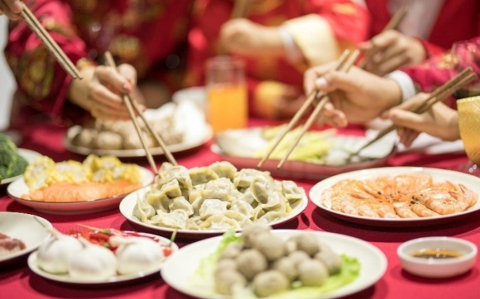 Người Trung Quốc thường ăn sủi cảo, bánh trôi, bánh Tết vào buổi sáng dịp Tết Nguyên đán