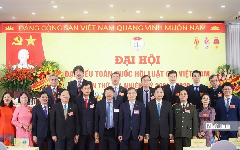 Ban Thường vụ Hội Luật gia Việt Nam khóa XIV ra mắt đại hội. (Ảnh Hữu Thắng).
