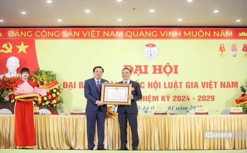 Ông Phan Đình Trạc - Ủy viên Bộ Chính trị, Bí thư Trung ương Đảng, Trưởng ban Nội chính Trung ương trao Huân chương lao động hạng Ba cho TS.Nguyễn Văn Quyền.