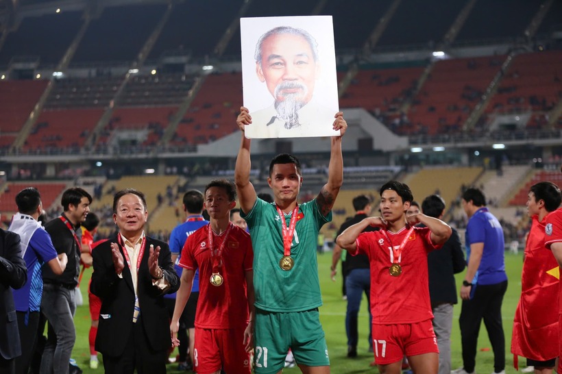Thủ môn Đình Triệu phải nhập viện vì chấn thương tại AFF Cup. Ảnh: Báo Thanh niên.