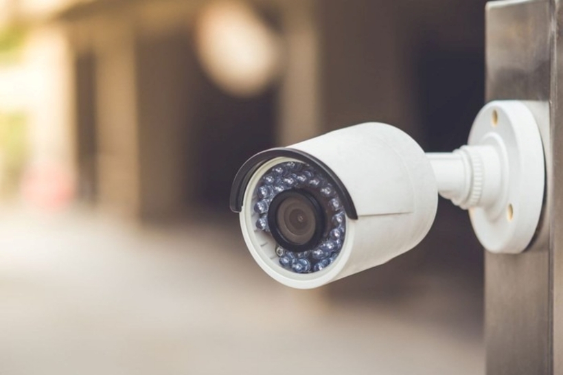 Camera an ninh là một trong các thiết bị điện tử bạn không nên ngắt điện khi vắng nhà vài ngày. Ảnh minh họa