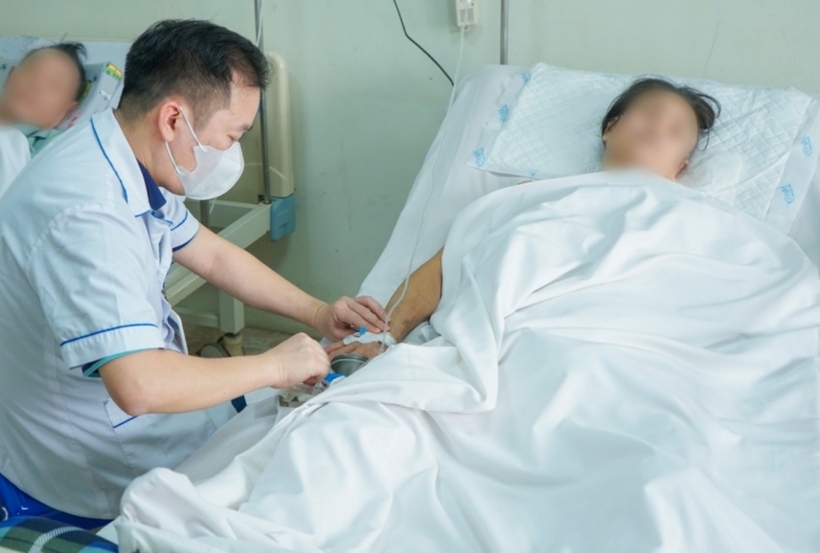 Người bệnh đang được bác sĩ theo dõi tại bệnh viện. Ảnh: VietNamNet