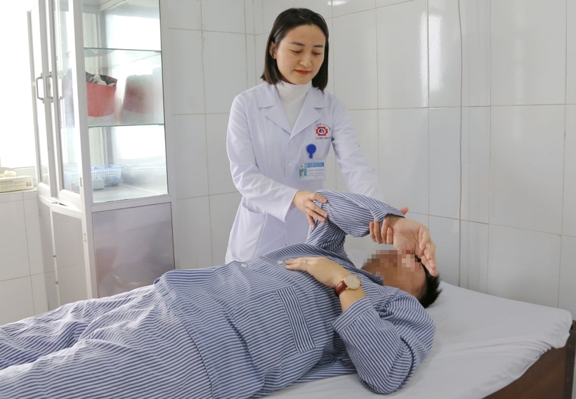 Sau 4 tuần điều trị, người bệnh không còn cảm giác đau nhức khớp vai và cải thiện vận động. Ảnh: Sức Khỏe & Đời Sống