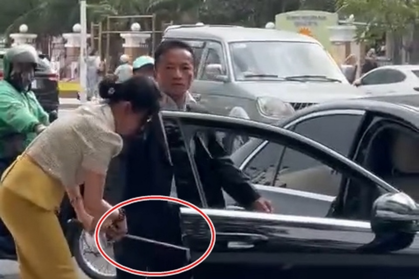 Hình ảnh Bình cầm kiếm dọa nạt nhân viên môi trường đô thị giữa đường phố Nha Trang. Ảnh: Dân trí