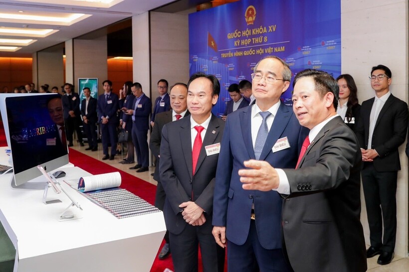 Các  đại biểu thăm gian trưng bày công nghệ số của Agribank tại sự kiện