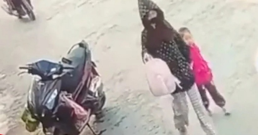 Hình ảnh trích xuất từ camera an ninh ghi lại sự việc.