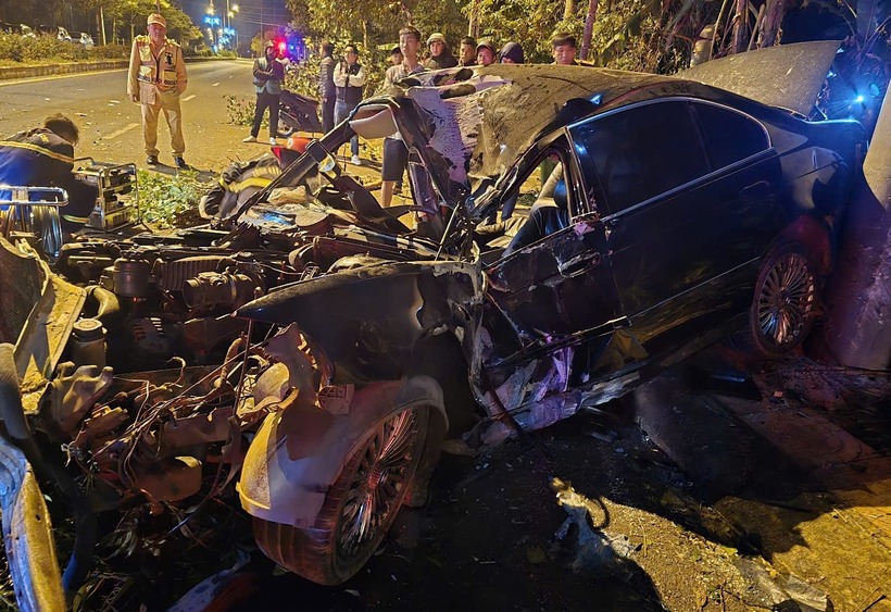 Tài xế bị kẹt cứng trong chiếc BMW được cứu hộ thành công. (Ảnh: Dân trí)