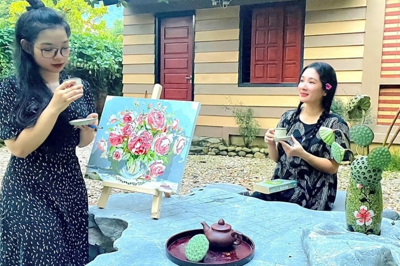 Ca sĩ Thanh Thanh Hiền từ lâu đã chuyển hẳn về nhà vườn tại Sóc Sơn (Hà Nội) sinh sống. Thi thoảng, cô hé lộ hình ảnh một số góc trong căn nhà, khiến khản giả xuýt xoa trước độ hoành tráng và không gian gần gũi với thiên nhiên.