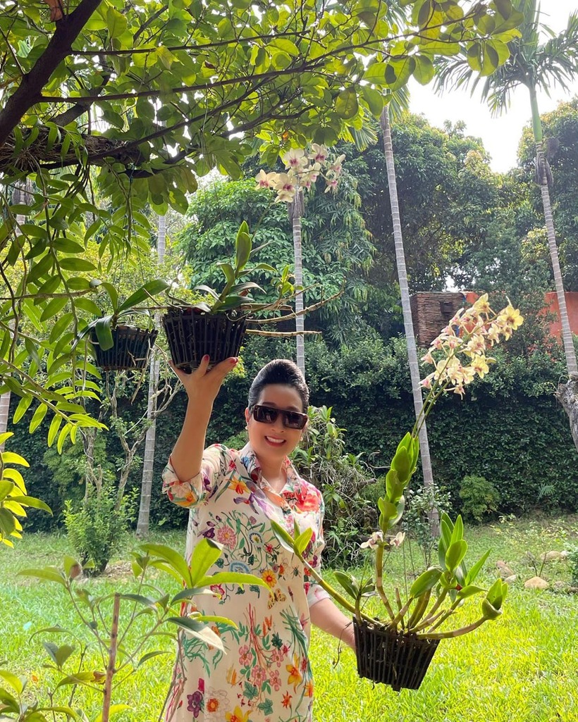 Nữ ca sĩ cũng bộc bạch: "Tôi đang sống một cuộc sống ai nhìn vào cũng nghĩ hạnh phúc. Viên mãn có, sóng gió cũng có, những sóng gió mà người ngoài không thể nhìn thấy được, chỉ mình biết mà thôi. Nhưng hiện tại, tôi đã an yên".