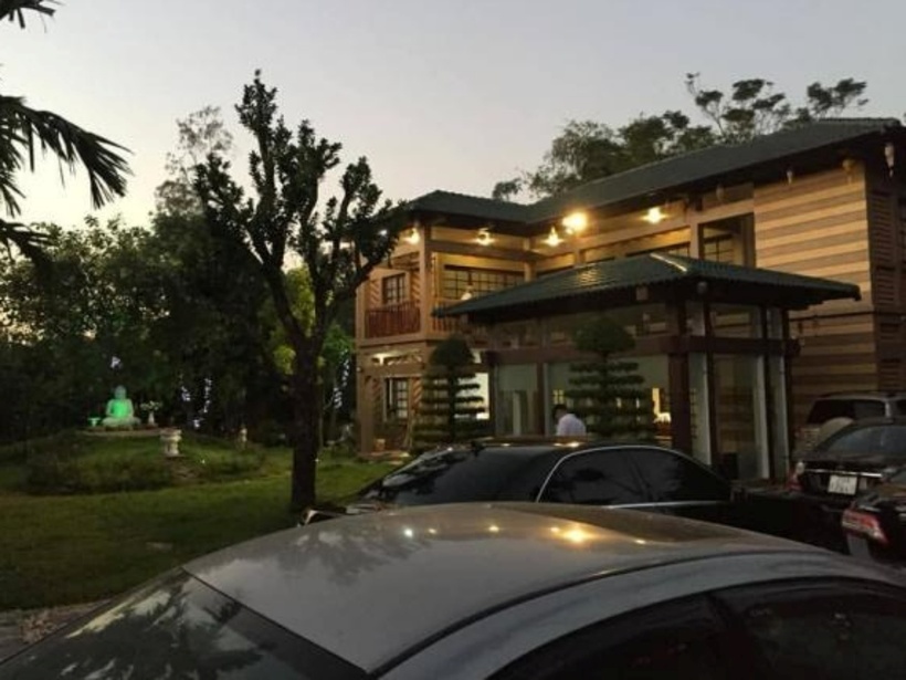 Không gian rộng rãi này cũng là nơi tụ họp bạn bè của Thanh Thanh Hiền và các con. Phía phần sân rộng rãi đủ sức chứa nhiều xe ô tô mỗi khi nữ ca sĩ đón khách đến chơi nhà.