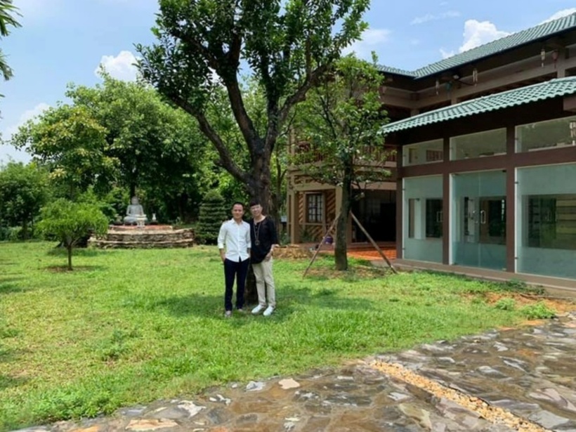 Nhìn toàn cảnh, khu nhà chia làm hai khối với phía ngoài là không gian mở với phần cửa kính nhìn thẳng ra vườn. Ca sĩ Long Nhật từng đến thăm nhà của Thanh Thanh Hiền và rất ấn tượng trước vẻ thanh bình của nơi này.