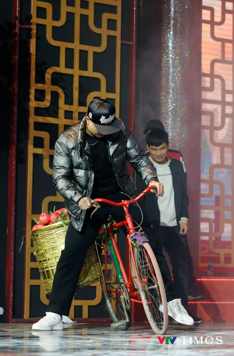 Xe đạp chở hoa quả xuất hiện trên sân khấu Táo Quân 2025. Ảnh: VTV Times