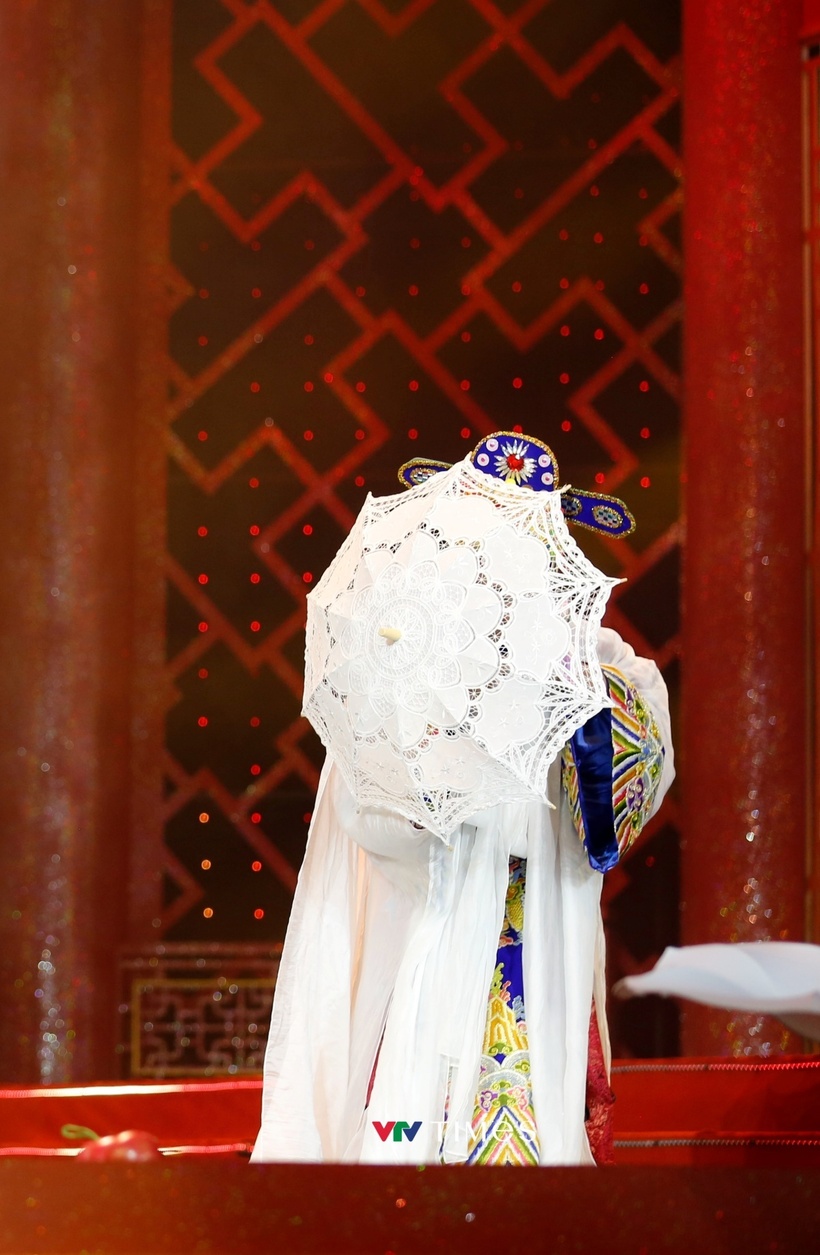 Diễn viên phía sau chiếc ô là ai? Ảnh: VTV Times