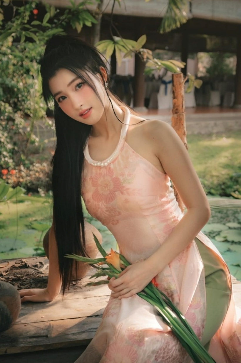 Thông tin Á hậu Phương Nhi tổ chức lễ ăn hỏi hiện đang nhận được sự quan tâm của rất đông cư dân mạng. Nhiều thông tin cho biết nàng Á hậu sẽ kết hôn với con trai tỷ phú, hơn cô 2 tuổi.