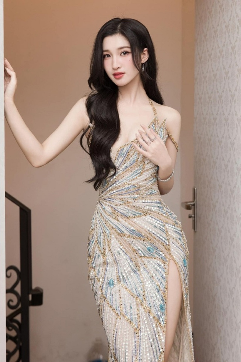 Những thiết kế váy cưới ôm sát, tôn lên đường cong cơ thể hoàn hảo càng khiến Phương Nhi thêm phần quyến rũ, thu hút mọi ánh nhìn.