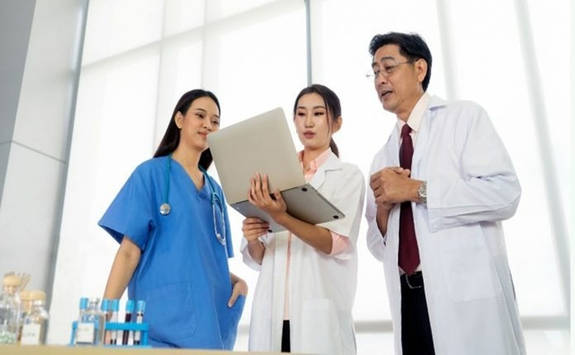 Y học dự phòng bao gồm các hoạt động như tiêm chủng, khám sức khỏe định kỳ, tư vấn dinh dưỡng, giáo dục sức khỏe và kiểm soát môi trường.
