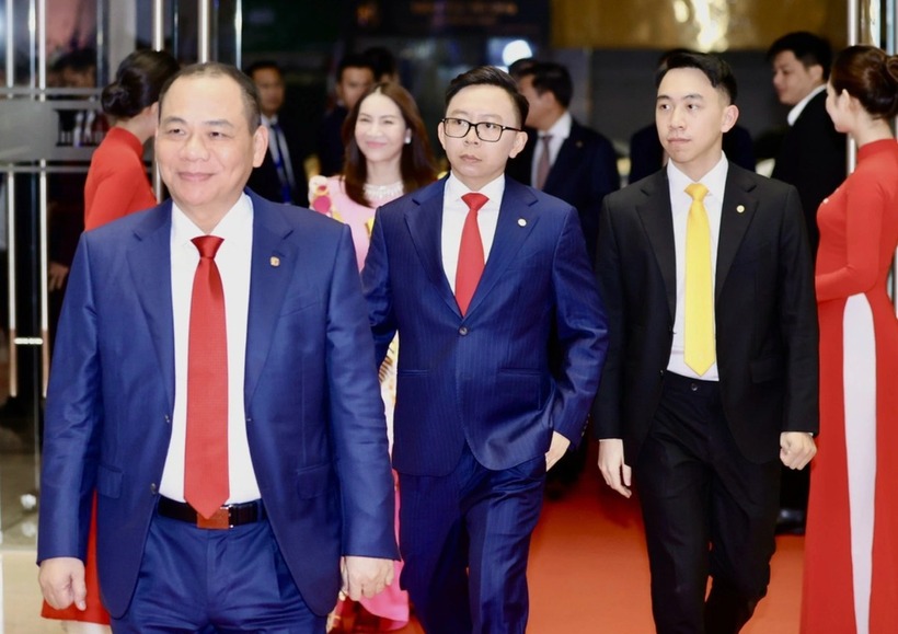 Hai con trai ông Phạm Nhật Vượng là Phạm Nhật Quân Anh và Phạm Nhật Minh Hoàng xuất hiện công khai ở lễ trao giải thưởng VinFuture. Ảnh: Tuổi trẻ