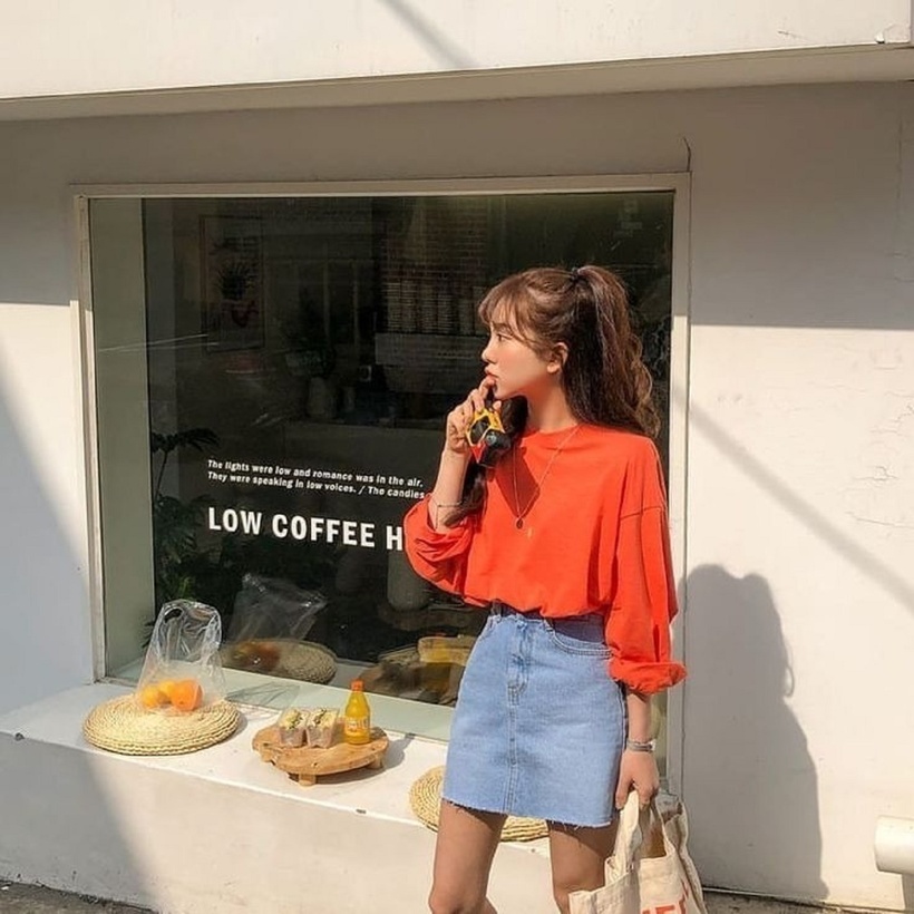 Áo sơ mi là item không thể thiếu trong tủ đồ của mọi cô gái, và với các nàng tóc ngắn, áo sơ mi sẽ giúp bạn tạo nên phong cách thanh lịch và thời thượng. Hãy kết hợp áo sơ mi với chân váy xếp li, midi hay bút chì để có được vẻ ngoài hoàn hảo cho những buổi hẹn hò, đi chơi hay đến công sở.