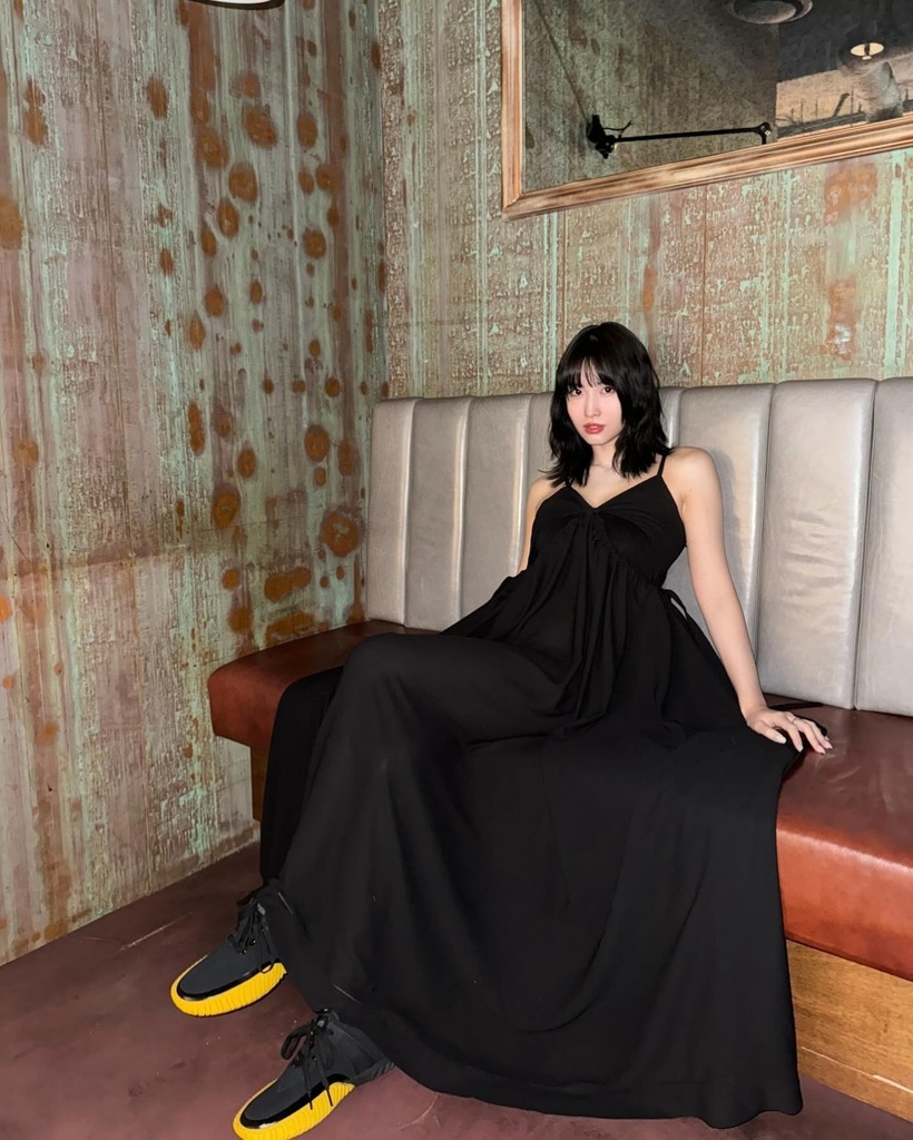 Váy liền&nbsp;là lựa chọn hoàn hảo cho những cô nàng tóc ngắn muốn khoe trọn vẹn vóc dáng và sự nữ tính của bản thân. Hãy lựa chọn những chiếc váy có thiết kế phù hợp với vóc dáng, như váy babydoll, midi xòe hay maxi suông để tôn lên vẻ đẹp của bạn.