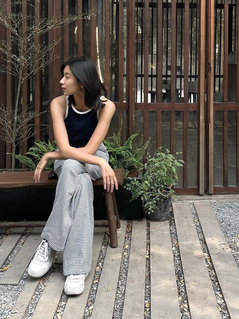 Nếu bạn muốn khẳng định phong cách cá tính và quyến rũ của mình, hãy thử kết hợp áo croptop với quần jeans cạp cao. Outfit này sẽ giúp bạn khoe trọn vòng eo thon gọn và đôi chân dài miên man.