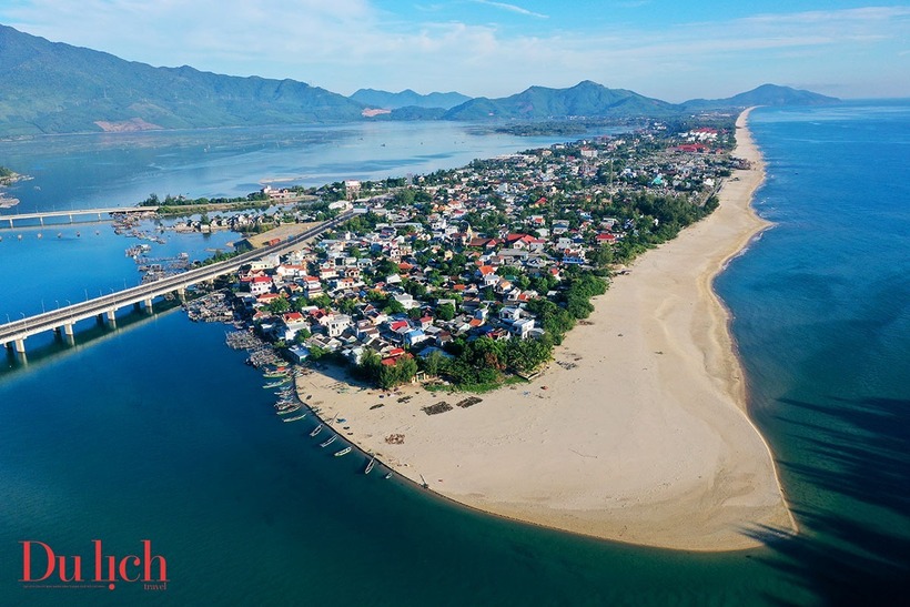 Từ cửa sổ tàu, du khách có thể nhìn thấy những ngôi nhà nhỏ nép mình bên biển, giản dị mà ấm áp. Ảnh: Tạp chí Du lịch TP.HCM.