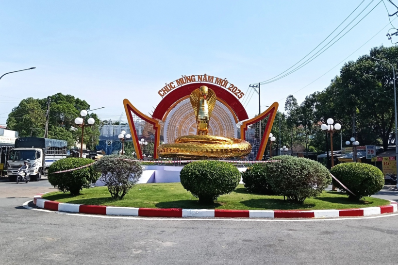 Linh vật rắn hổ mang chúa ở Bạc Liêu chào đón Tết Nguyên đán Ất Tỵ.