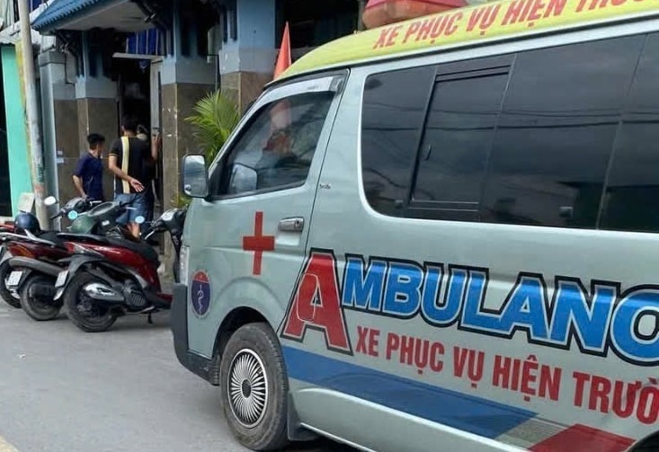 Xe cứu thương có mặt tại hiện trường. (Ảnh: CAND)