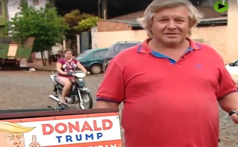 Ông Uptaciano Melgarejo tận dụng ngoại hình giống Tổng thống Donald Trump để thu hút khách hàng mua bánh mỳ kẹp xúc xích.