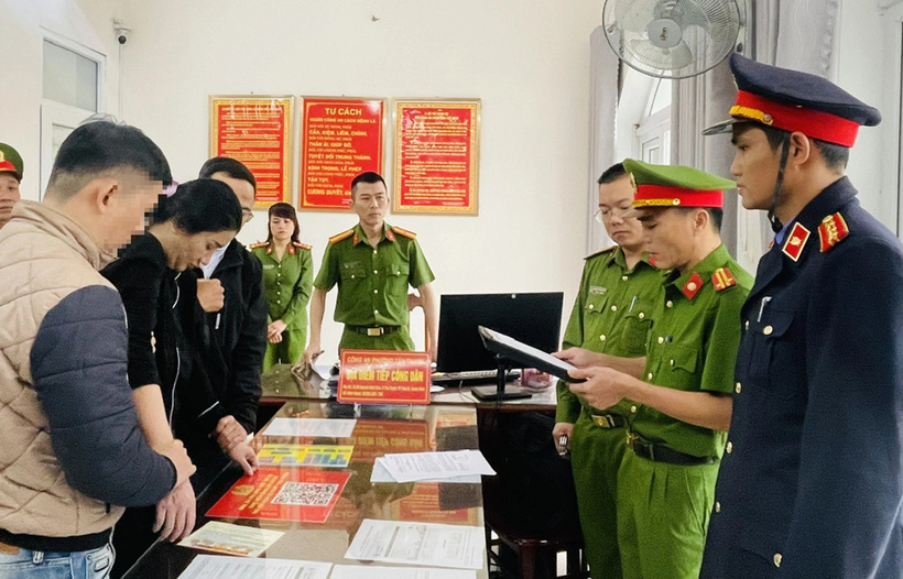 Cơ quan cảnh sát điều tra tống đạt quyết định khởi tố bị can đối với bà Chi. (Ảnh: Công an Quảng Nam)