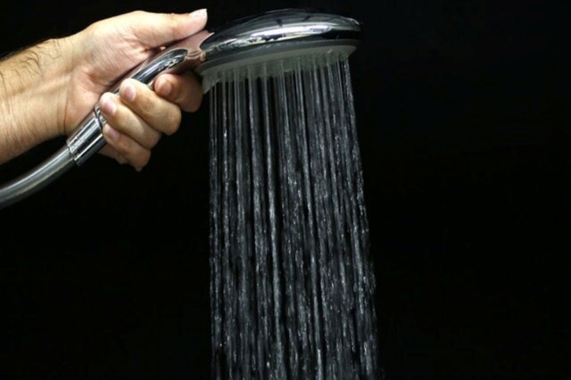 Tắm đêm, đặc biệt là tắm bằng nước lạnh, có thể có một số ảnh hưởng không tốt đối với sức khỏe. Ảnh minh họa: Reuters