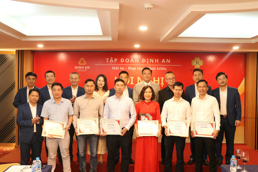 Ban lãnh đạo Tập đoàn Định An chụp ảnh lưu niệm cùng các Cá nhân nhận danh hiệu xuất sắc