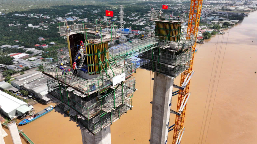 Công nhân thi công Dự án đầu tư xây dựng công trình cầu Rạch Miễu 2