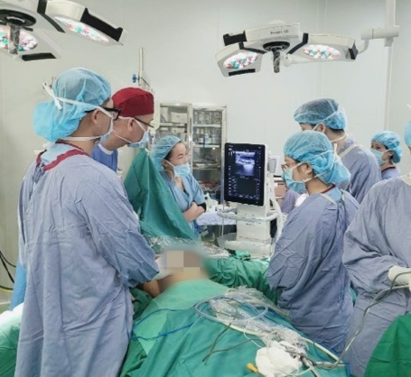Các bác sĩ đã thực hiện phẫu thuật nội soi để lấy bỏ được hầu hết các khối chất filler ra khỏi ngực bệnh nhân. Ảnh: Báo Công an Nhân dân.