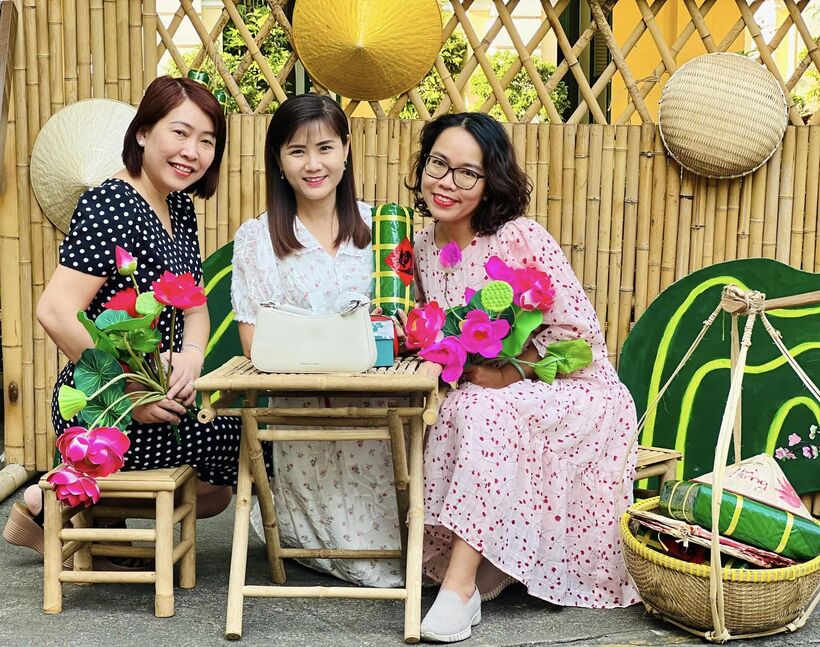 Giáo viên Trường THPT chuyên Trần Đại Nghĩa trong ngày hội xuân. (Ảnh: Báo Thanh niên)