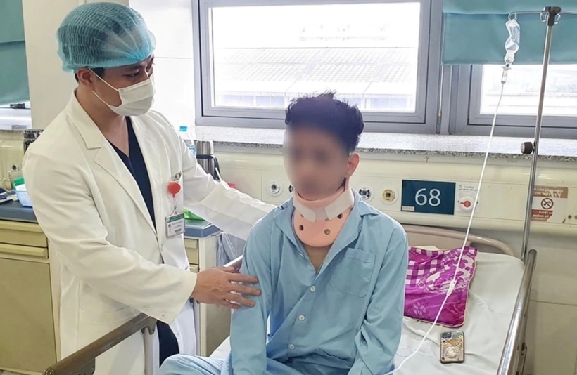 Chỉ sau một ngày phẫu thuật, bệnh nhân đã có thể ngồi dậy, đi lại và ăn uống bình thường. Ảnh: Nhân Dân