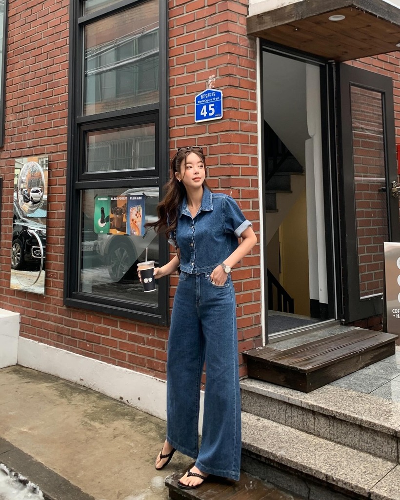Phong cách "denim on denim" (diện cả cây denim) tiếp tục là xu hướng nổi bật trong mùa hè 2024. Điểm mới là thay vì diện nguyên một "cây" denim với màu sắc hoàn toàn giống nhau, các tín đồ thời trang có thể thoải mái phối hợp các sắc thái denim khác biệt, tạo nên những điểm nhấn độc đáo và cá tính cho bộ trang phục.