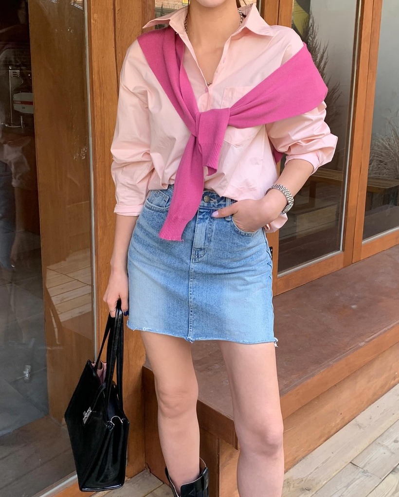Váy denim dáng dài, với thiết kế thanh lịch và nhẹ nhàng, là một item lý tưởng cho mùa hè. Dễ dàng phối đồ với sandals, giày thể thao hay giày cao gót, chiếc váy này mang đến sự thoải mái và linh hoạt cho mọi phong cách.