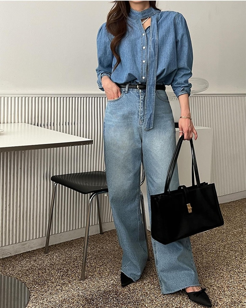 Quần jeans ống suông đang là item được các quý cô sành điệu ưa chuộng, đặc biệt là trong mùa hè nhờ sự thoải mái và thoáng mát mà nó mang lại. Không hề kén dáng, quần jeans ống suông là "cứu tinh" cho mọi vóc dáng, giúp che khuyết điểm một cách hiệu quả. Item này còn mang đến vẻ ngoài "cool" và cuốn hút cho tổng thể trang phục. Để có một diện mạo đơn giản mà vẫn thời trang, bạn có thể kết hợp quần jeans ống suông với áo thun trắng, áo tank top hoặc sơ mi màu trung tính. Nếu muốn tạo điểm nhấn ấn tượng hơn, hãy thử mix cùng áo blouse tay bồng, áo crop top hoặc áo trễ vai.