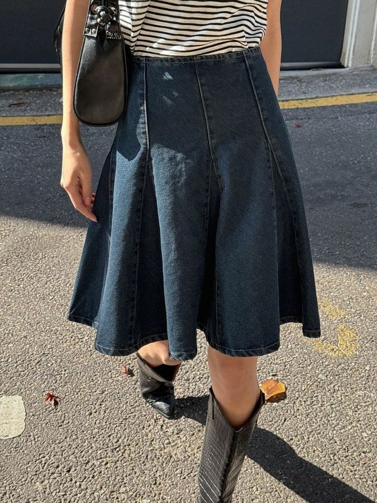 Mùa hè là thời điểm tuyệt vời để diện chân váy, đặc biệt là chân váy denim. Không chỉ mang lại cảm giác thoáng mát trong những ngày oi bức, chân váy denim còn là item lý tưởng để thể hiện cá tính riêng. So với các kiểu chân váy khác, chân váy denim mang đậm phong cách năng động, bụi bặm, giúp các nàng dễ dàng tạo nên những outfit trẻ trung và cá tính. Với nhiều kiểu dáng đa dạng như chân váy xẻ tà, chân váy ngắn, chân váy xếp vạt,... chân váy denim vừa sành điệu, vừa tinh tế, phù hợp với nhiều phong cách khác nhau. Để thêm phần nổi bật cho mùa hè, đừng ngại kết hợp chân váy denim với những chiếc áo màu sắc tươi tắn, rực rỡ bên cạnh những gam màu trung tính quen thuộc.