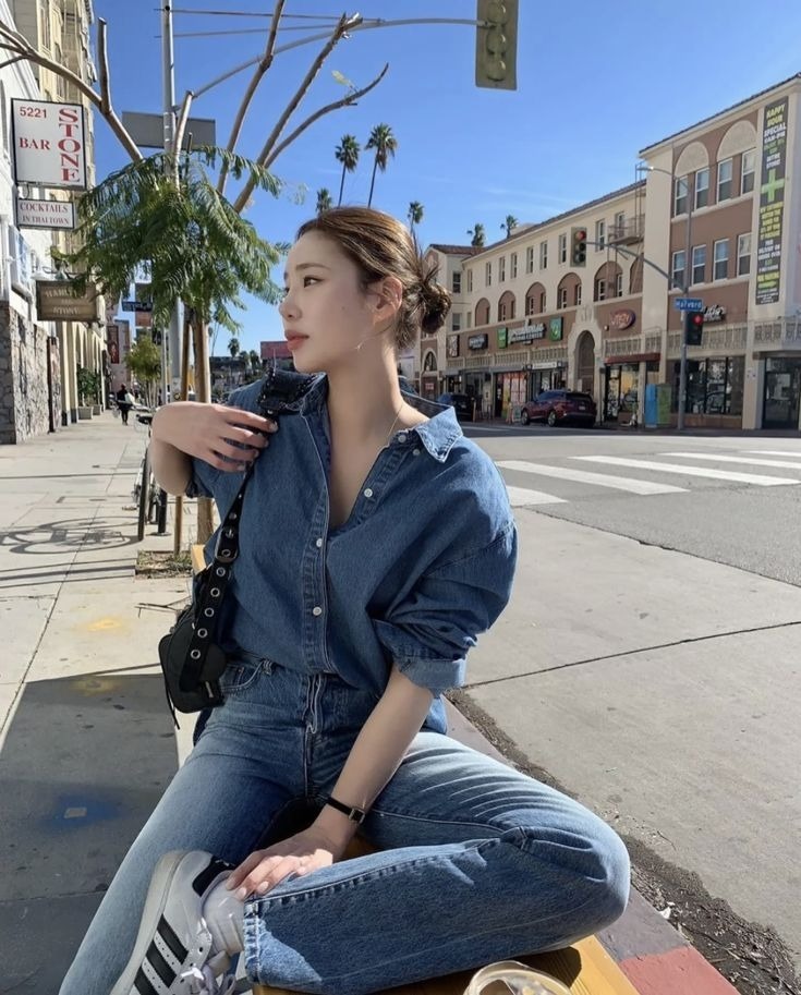 Áo sơ mi denim cũng là một trong những món đồ cơ bản, không bao giờ lỗi mốt. Ấn tượng ban đầu về áo sơ mi denim là sự trẻ trung, bụi bặm. Tuy nhiên, nếu phối đồ khéo léo, các nàng vẫn có thể tạo nên những bộ cánh sang xịn mịn. Cụ thể, chị em hãy kết hợp áo sơ mi denim với quần âu có đường ly giữa, chân váy màu trung tính hoặc quần jeans rồi sơ vin gọn gàng, tô điểm thắt lưng da. Như vậy, các nàng sẽ có được bộ trang phục rất thanh lịch, sành điệu. Để cộng thêm điểm tinh tế cho outfit, các nàng hãy đi giày loafer, sandal quai mảnh, giày mule hoặc sneaker trắng phom dáng gọn gàng.