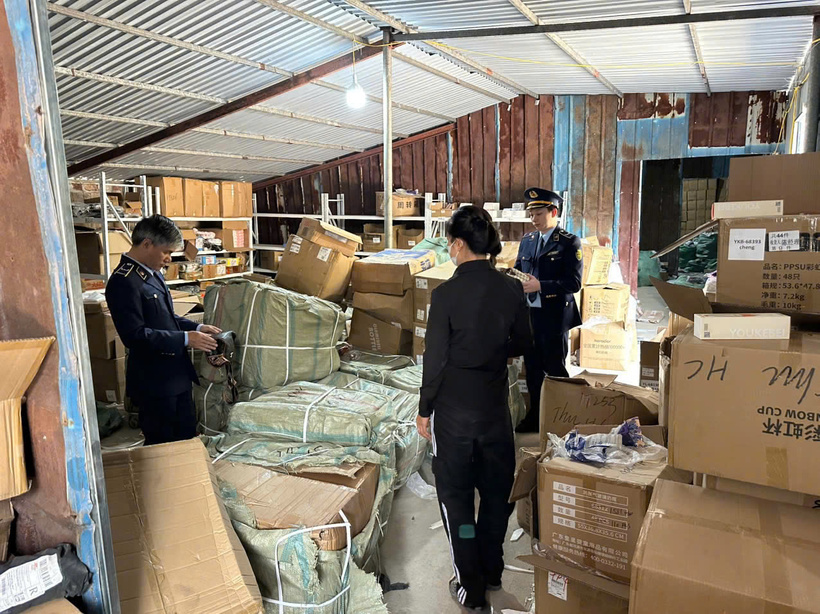 Đội QLTT số 4 kiểm tra kho hàng. Ảnh: Cục QLTT tỉnh Quảng Ninh.