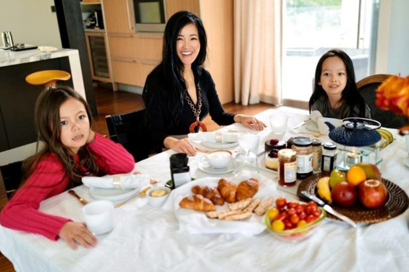 Căn biệt thự tiện nghi của ca sĩ Hồng Nhung nằm ở Beverly Hills (thành phố Los Angeles, bang California, Mỹ). Từ những hình ảnh được cô đăng tải, có thể thấy cơ ngơi này có kiến trúc hiện đại nhiều cửa, tường kính để đón ánh sáng thiên nhiên.