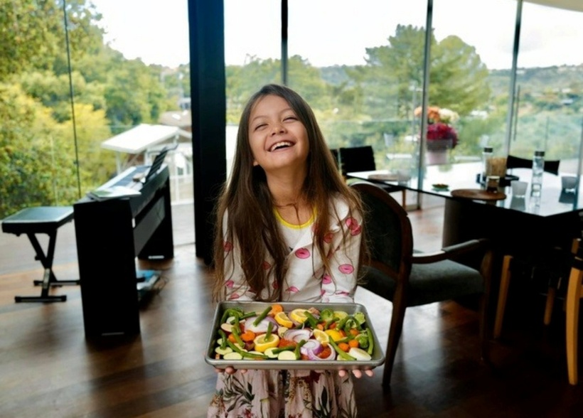 Bàn ăn đặt ở trung tâm, với hướng nhìn ra khu vườn xanh mướt. Cả gia đình Hồng Nhung thường quây quần tại đây dùng bữa trước khi bắt đầu các hoạt động cá nhân.